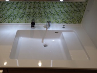 グリーンのモザイクタイルでアクセント グリーンのモザイクタイルでアクセント